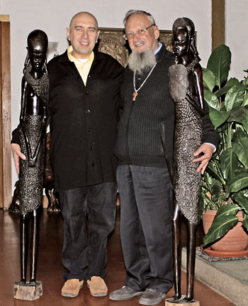 Notre Fondateur avec le Père Fulgenzio Cortesi et les deux sculptures