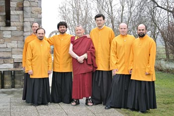 Moines ramia avec un moine bouddhiste en pèlerinage dans notre Ashram