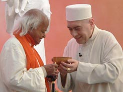 Padre Anthony Elenjimittam con Swami Roberto Padre Anthony Elenjimittam con Swami Roberto Casarin