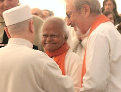 Padre Anthony Elenjimittam al Darshan di Swami Roberto Padre Anthony Elenjimittam al Darshan di Swami Roberto