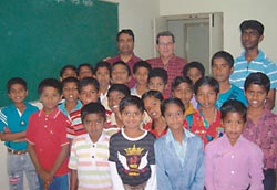 Père Nathan avec quelques enfants de son école Père Nathan avec quelques enfants de son école