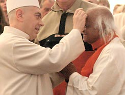 Padre Anthony Elenjimittam al Darshan di Swami Roberto