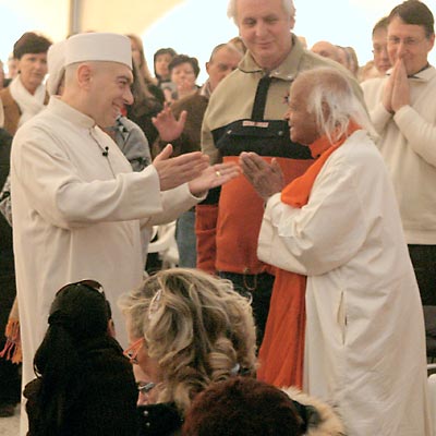 Padre Anthony Elenjimittam al Darshan di Swami Roberto