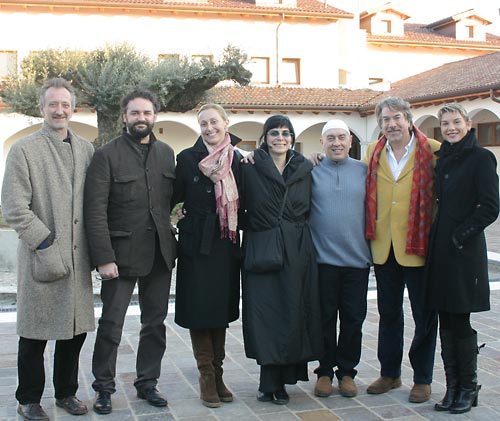 Marco Columbro, Mariangela D'Abbraccio et Francesca Restani avec Swami Roberto dans le cloître de notre nouveau Centre