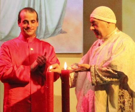 Swami Roberto allume la Flamme de la Joie Swami Roberto allume la Flamme de la Joie
