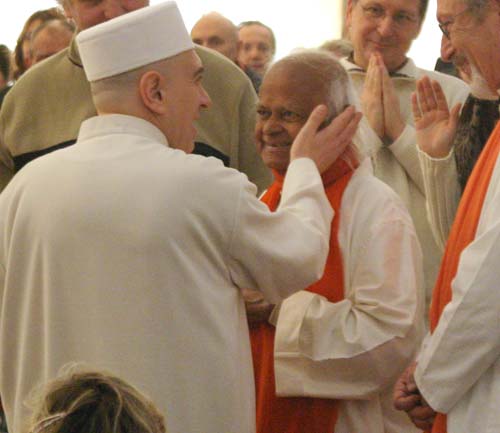 Padre Anthony Elenjimittam al darshan di Swami Roberto Padre Anthony Elenjimittam al darshan di Swami Roberto