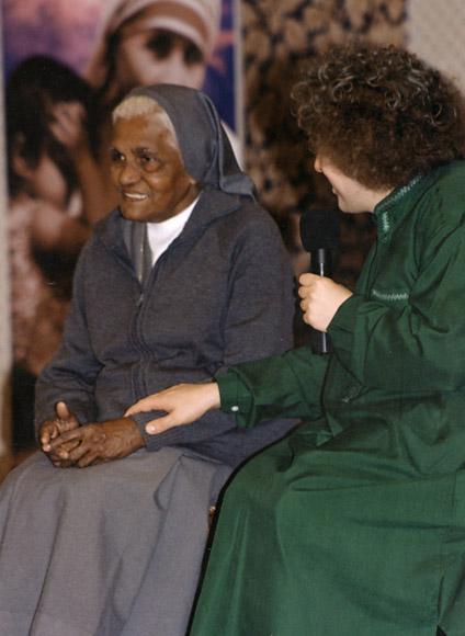 Con la straordinaria suor Nancy Pereira, salesiana e missionaria a Bangalore, India - Leinì (TO), 28 settembre 2001