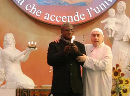 Leopold, medico del Congo, è venuto in pellegrinaggio da Swami Roberto per chiedere una benedizione per il suo popolo dilaniato dalla guerra - Leinì, 16/11/2008