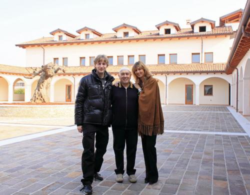 Swami Roberto con la sua grande amica Bea Canzian e suo figlio Phil Mer, eccellente batterista, in questi giorni in tour con Michele Zarrillo – Leinì, 27 ottobre 2009 ore 13.27 Swami Roberto con la sua grande amica Bea Canzian e suo figlio Phil Mer, eccellente batterista, in questi giorni in tour con Michele Zarrillo – Leinì, 27 ottobre 2009 ore 13.27