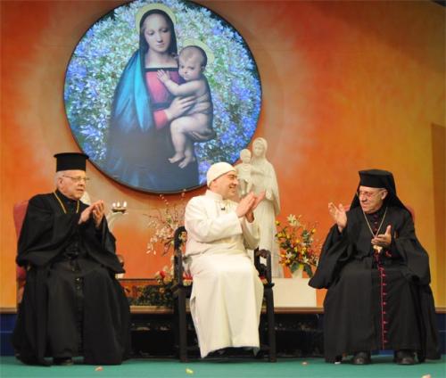 Mgr.Fogliazza et Mgr.Alessandrini délivrent à Swami Roberto la Croix de Jérusalem au nom du Patriarche grec-melchite catholique Gregorios III : une reconnaissance pour l’aide d'Anima Universale aux 600 élèves de l'école de Béthléem - Leinì, 22/2/09 Mgr.Fogliazza et Mgr.Alessandrini délivrent à Swami Roberto la Croix de Jérusalem au nom du Patriarche grec-melchite catholique Gregorios III : une reconnaissance pour l’aide d'Anima Universale aux 600 élèves de l'école de Béthléem - Leinì, 22/2/09