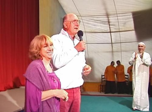 Swami con il Prof. Luciano Roccia, eccellente medico qui in veste di cantante, e Silvana Aliotta famosa cantante dei Circus 2000 – Leinì, 1 novembre 2009