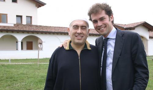 Raffaello Tonon con Swami Roberto davanti al nostro Monastero in costruzione – Leinì (TO), 20 settembre 2009