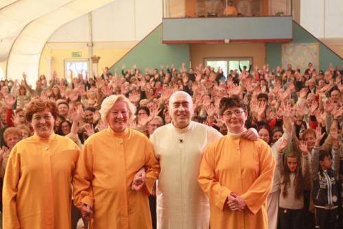 ramia Maria, ramia Agnese, Swami, ramia Luisa e la famiglia di Anima Universale. Anche chi non c’era si ritenga presente! Nel cuore del Maestro ci siamo sempre tutti. – Leinì, 25 ottobre 2009 ramia Maria, ramia Agnese, Swami, ramia Luisa e la famiglia di Anima Universale. Anche chi non c’era si ritenga presente! Nel cuore del Maestro ci siamo sempre tutti. – Leinì, 25 ottobre 2009