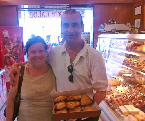 «Mia mamma Giovanna ha voluto accompagnarmi da Mondragone fino a Napoli appositamente per comprare le sfogliatelle “DOC” per i miei confratelli a Leinì» – ramia Osvaldo Ristuccia, 14/7/2010 «Mia mamma Giovanna ha voluto accompagnarmi da Mondragone fino a Napoli appositamente per comprare le sfogliatelle “DOC” per i miei confratelli a Leinì» – ramia Osvaldo Ristuccia, 14/7/2010