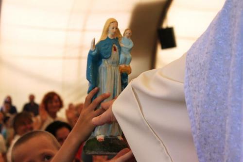 «Un bimbo porge con entusiasmo a Swami Roberto una Madonnina per farla benedire. Ho immortalato al volo questo momento commovente. Poi ho saputo che il bimbo aveva trovato quella Madonnina giorni prima nella spazzatura.» – ramia Riccardo «Un bimbo porge con entusiasmo a Swami Roberto una Madonnina per farla benedire. Ho immortalato al volo questo momento commovente. Poi ho saputo che il bimbo aveva trovato quella Madonnina giorni prima nella spazzatura.» – ramia Riccardo