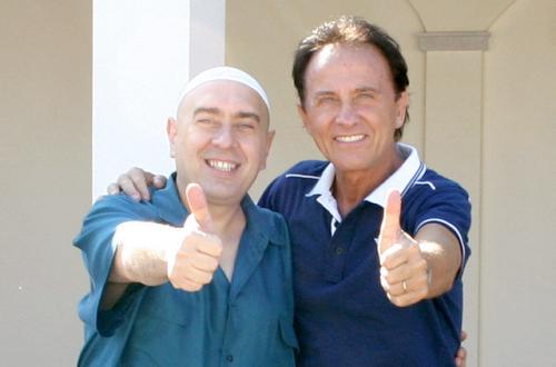 Scatto felice: Swami Roberto e Roby Facchinetti nel monastero di Anima Universale – Leinì, 4 settembre 2009 ore 16:16 Scatto felice: Swami Roberto e Roby Facchinetti nel monastero di Anima Universale – Leinì, 4 settembre 2009 ore 16:16