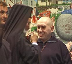 Roberto Casarin riceve il premio dall'Arcivescovo Mons. Battikha