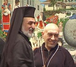 Roberto Casarin riceve il premio dall'Arcivescovo Mons. Battikha