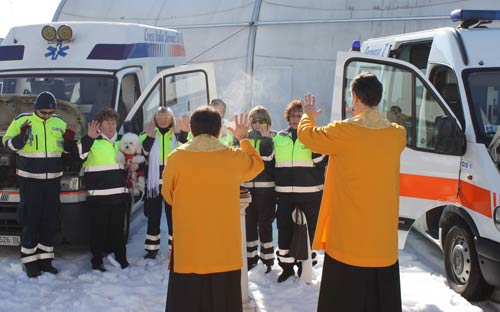 Le personnel et le médecin de la Croce Italia de Bernate Ticino dans le Centre d'Anima Universale