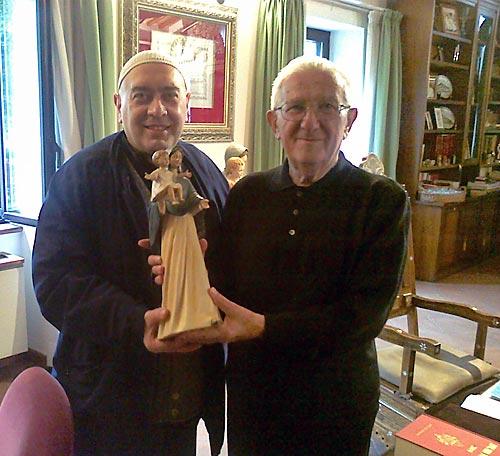 Don Pierino dona a Swami Roberto la sua Madonna del Sorriso