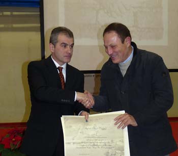 Le professeur Gianluigi Contarin, maire de Riese Pio X,  remet  une attestation de reconnaissance à ramia Ennio Favero pour Anima Universale. Le professeur Gianluigi Contarin, maire de Riese Pio X,  remet  une attestation de reconnaissance à ramia Ennio Favero pour Anima Universale.