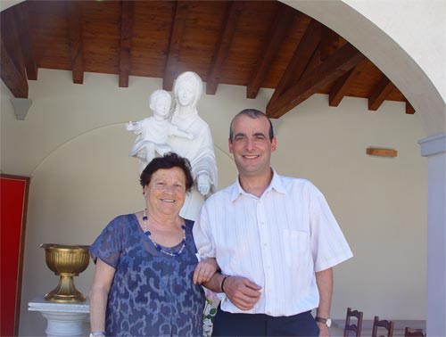 ramia Osvaldo Ristuccia avec sa mère Giovanna dans le monastère d'Anima Universale