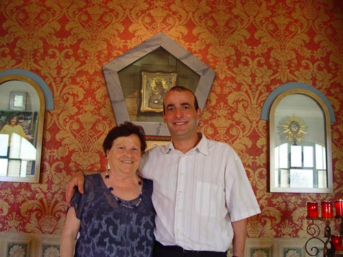 ramia Osvaldo Ristuccia avec sa mère Giovanna dans la petite église d'Anima Universale à Leini