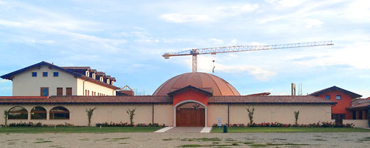L'ingresso del monastero con la cupola sullo sfondo