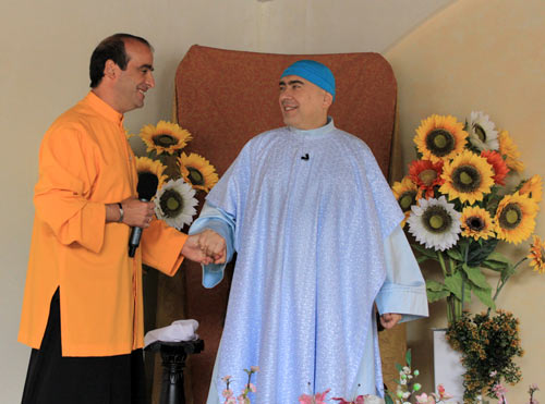 Ramia Osvaldo Ristuccia fête avec Swami le 20ème anniversaire de sacerdoce