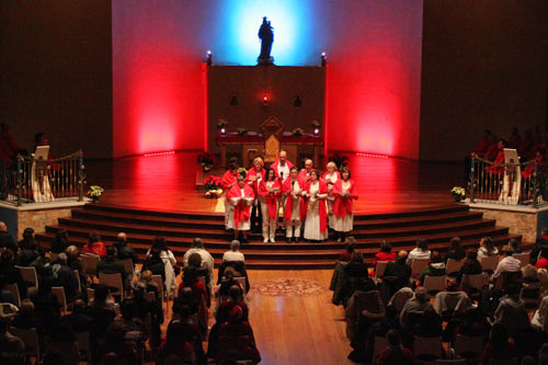 Il coro canta Adeste Fideles